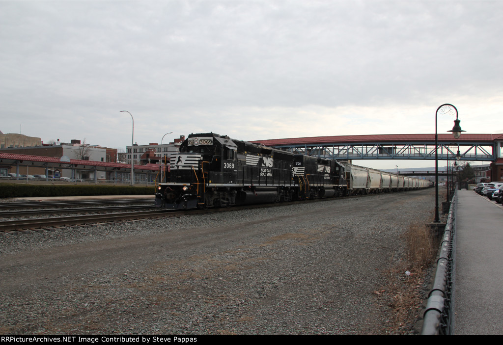 NS 3069 and 721 as train HI10 with some local traffic